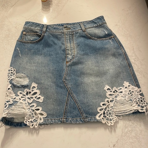 Ermanno Scervino distressed six 40 Jean Skirt with embroidered flowers - Picture 2 of 13